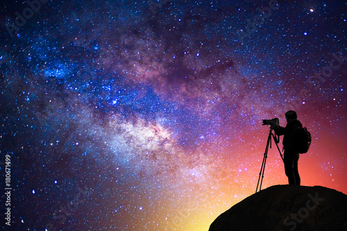 Fotografia milky way, star, silhouette happy camera man on the mountain with detail of the