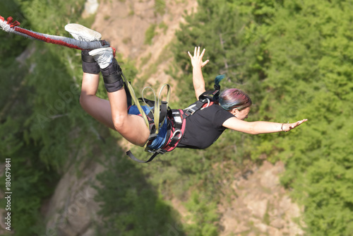 Foto Bungee jumps, extreme and fun sport.