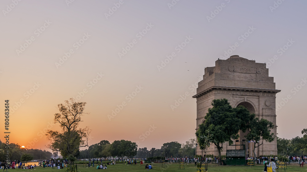 Obraz premium Sunset over the India Gate park, New Delhi, India