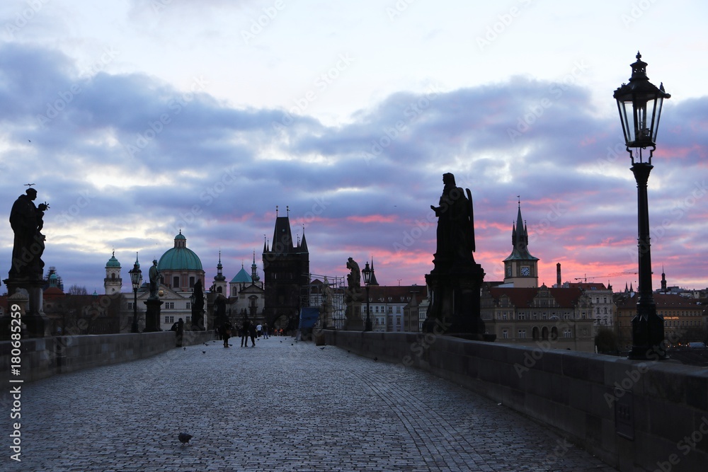 Obraz premium picturesque Charles bridge at dawn, Prague, Czech Republic 