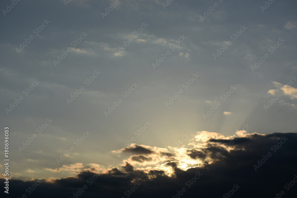 空に広がる太陽の日差し・夕方「雲の風景」