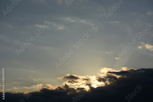 空に広がる太陽の日差し・夕方「雲の風景」 © Ryuji