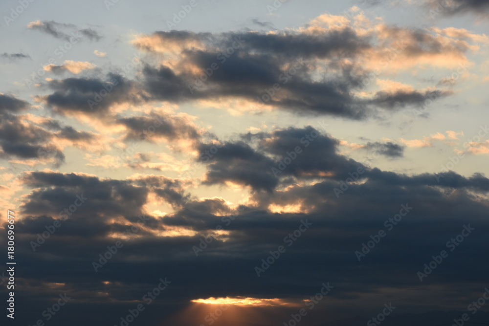 Obraz premium 美しい光景・夕日に染まる雲と雲間からの日差し「雲の風景」（神々しい、天国、神の国、明日への希望などのイメージ）