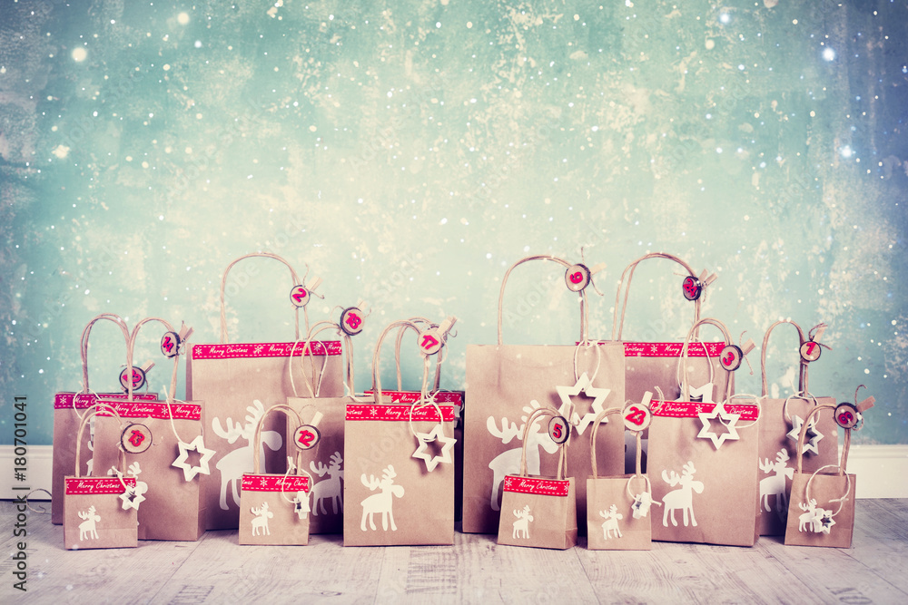 selbstgebastelter Weihnachtskalender StockFoto Adobe Stock
