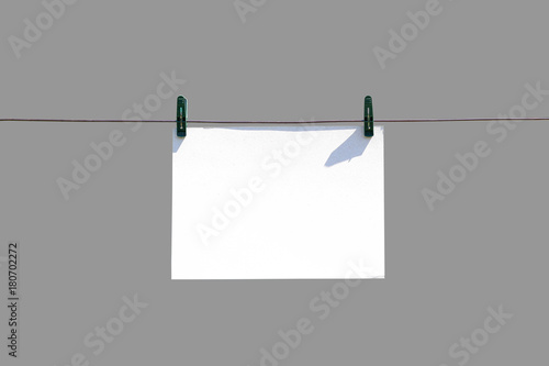 Tableau sur toile The white piece of paper hanging on rope with clothespins
