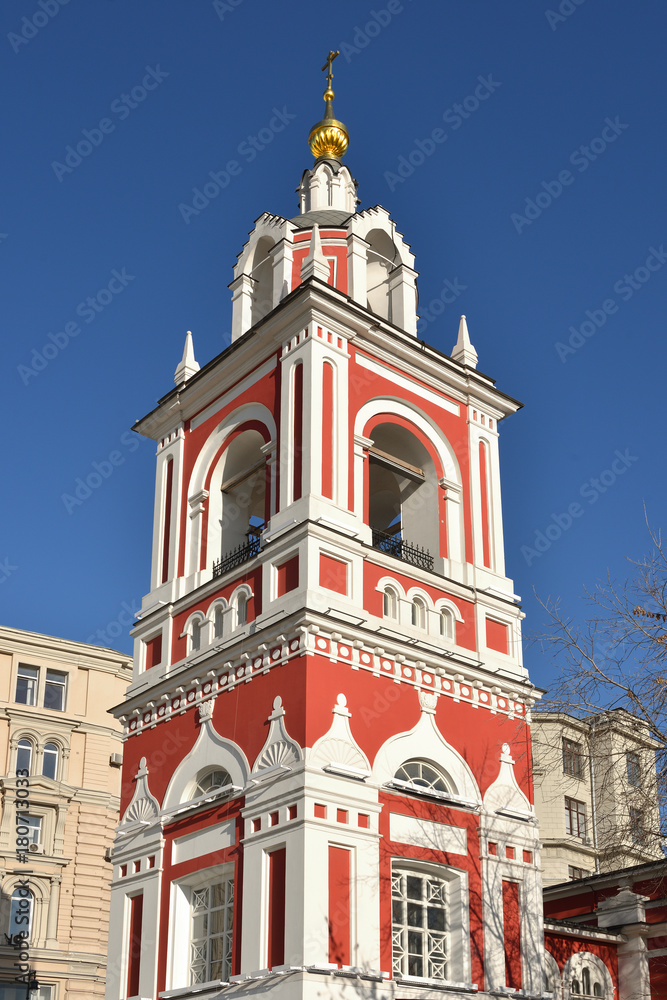 Obraz premium Baroque bell tower (1818) of church of St. George on Pskov Hill (1657-1658), Moscow, Russia