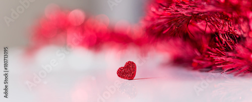 alla hjärtans dag banner med ett rött glitter hjärta på vitt med glitter ofokuserat i bakgrunden photo