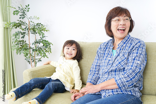 おばあちゃんと遊ぶ子ども