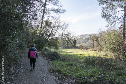 Mujer paseando por el campo