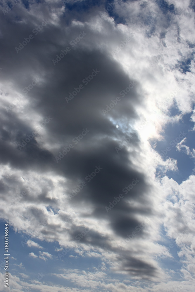 Fototapeta premium 青空と雲から透けて見える太陽「空想・雲のモンスター【地上を見下ろすドラゴン（太陽が目）などのイメージ】」