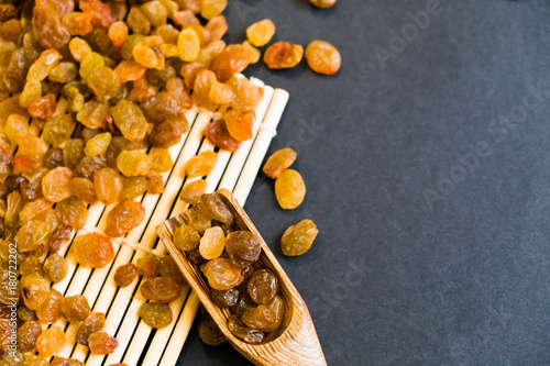 Фотография Raisins on a wooden spoon