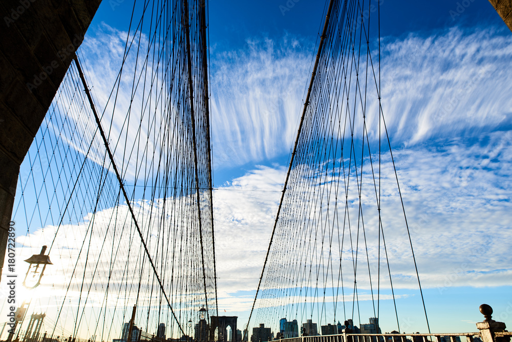 Obraz premium Vertical horizon on Brooklyn Bridge in New York