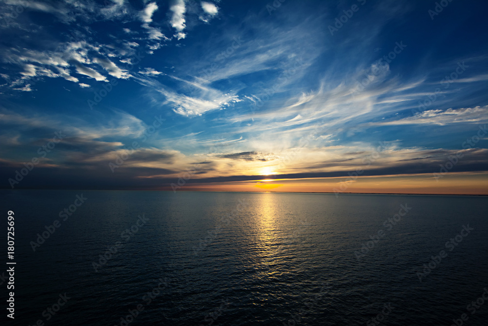 Sonnenuntergang am Horizont auf dem Meer 