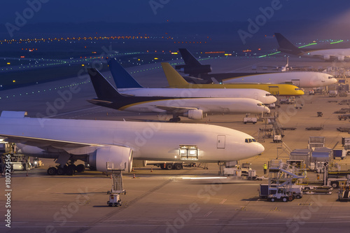 Fotografie cargo airplanes at an airport at night