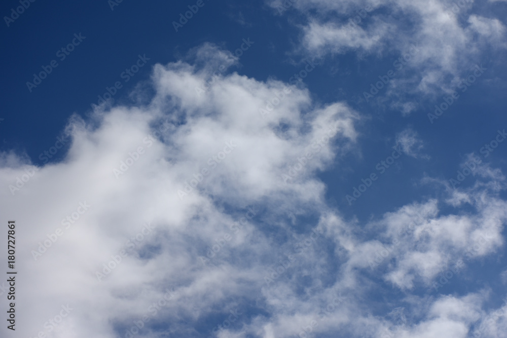 青空と雲「空想・雲のモンスター」（仲良く並んで、仲の良いなどのイメージ）