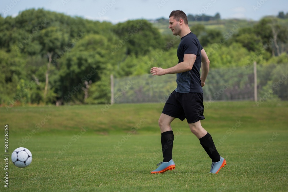 Obraz premium Player practicing football in the ground