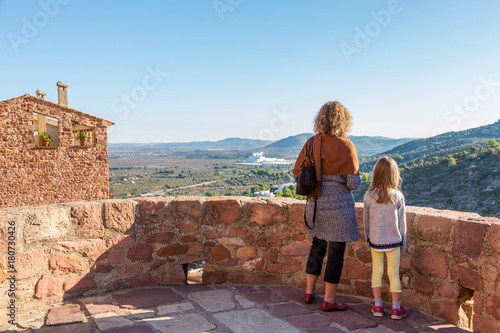 Kvinna och barn njuter av utsikt över vackert landskap photo