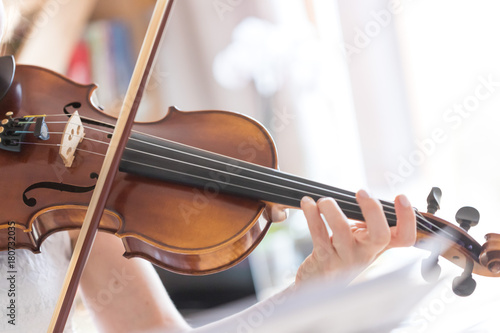 Junge Frau spielt auf Geige, Notenständer 