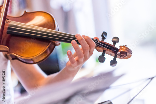Junge Frau spielt auf Geige, Notenständer  photo