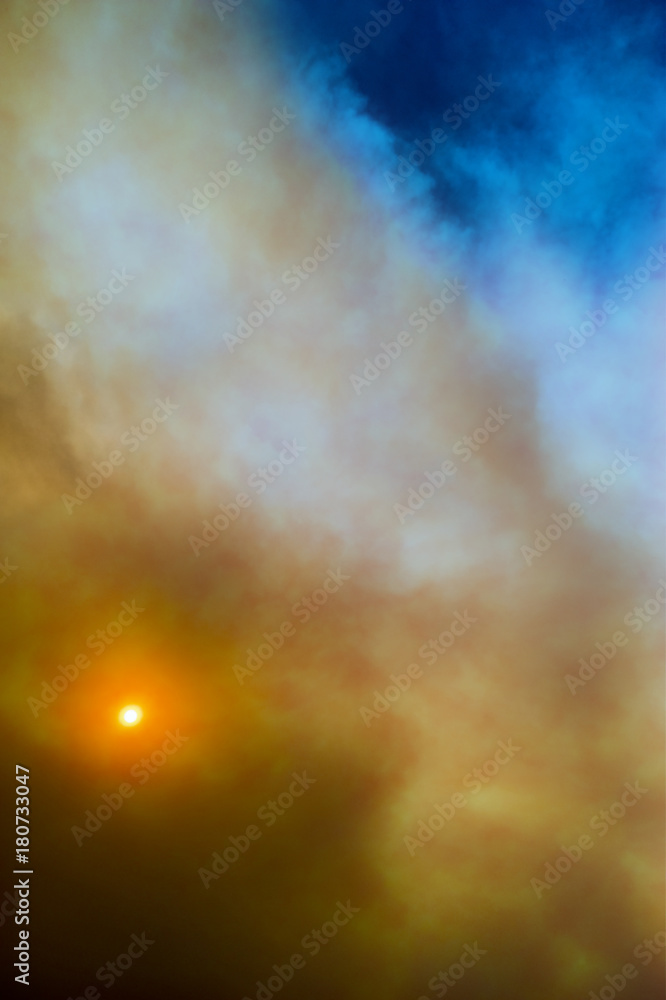 Fototapeta premium Cloudscape niebo z dymem z ognia.