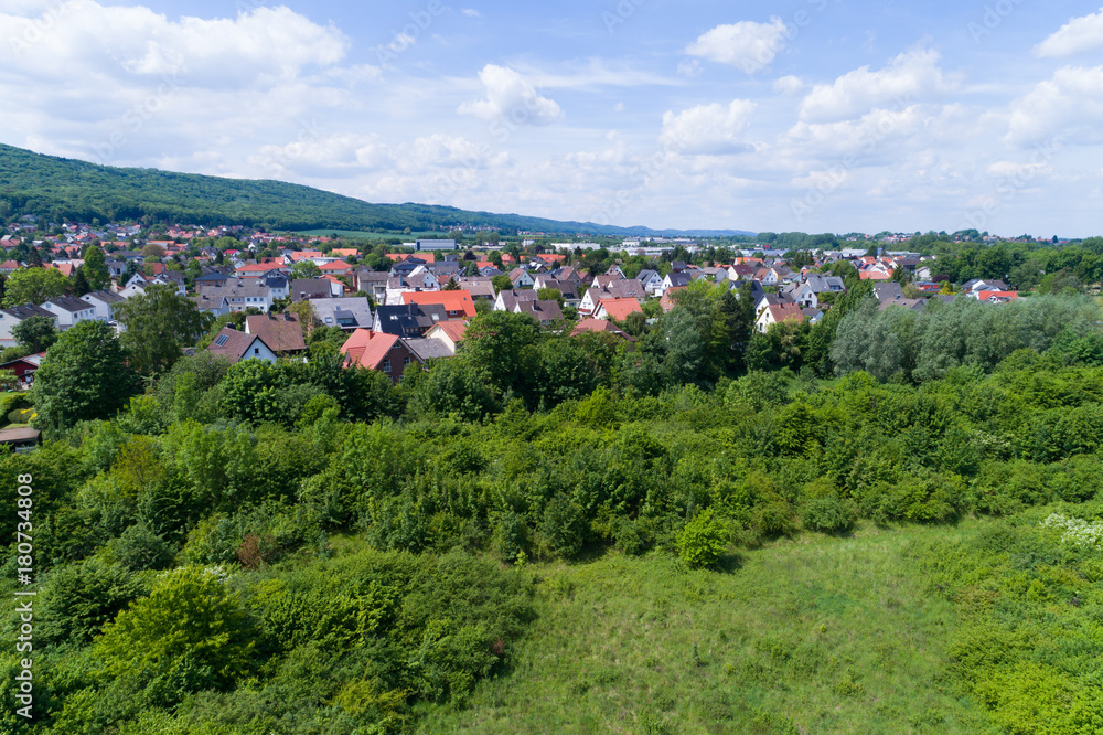 Obraz premium Wohnsiedlung am Berg