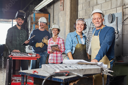 Erfolgreiches Team in einem Industrie Betrieb