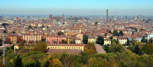 Panorama der mittelalterlichen Altstadt von Bologna mit verschiedenen Türmen
