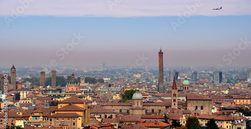 Panorama der kompakten mittelalterlichen Altstadt von Bologna mit Flugzeug am Himmel