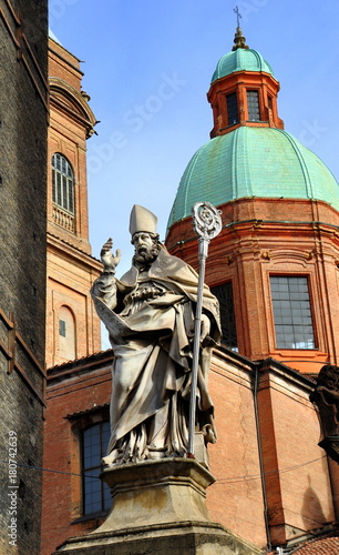 Statue des Bischofs St. Petronius mit Mitra und Stab in der Hand photo