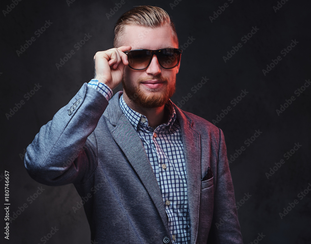 Obraz premium A man dressed in a suit and sunglasses.