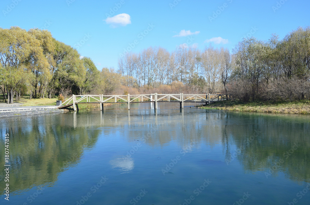 Озеро Эр Лун Янь перед входом в манастырь Чхун Лин Сы (Чжунлин) в Удалянчи в ясную погоду, Китай