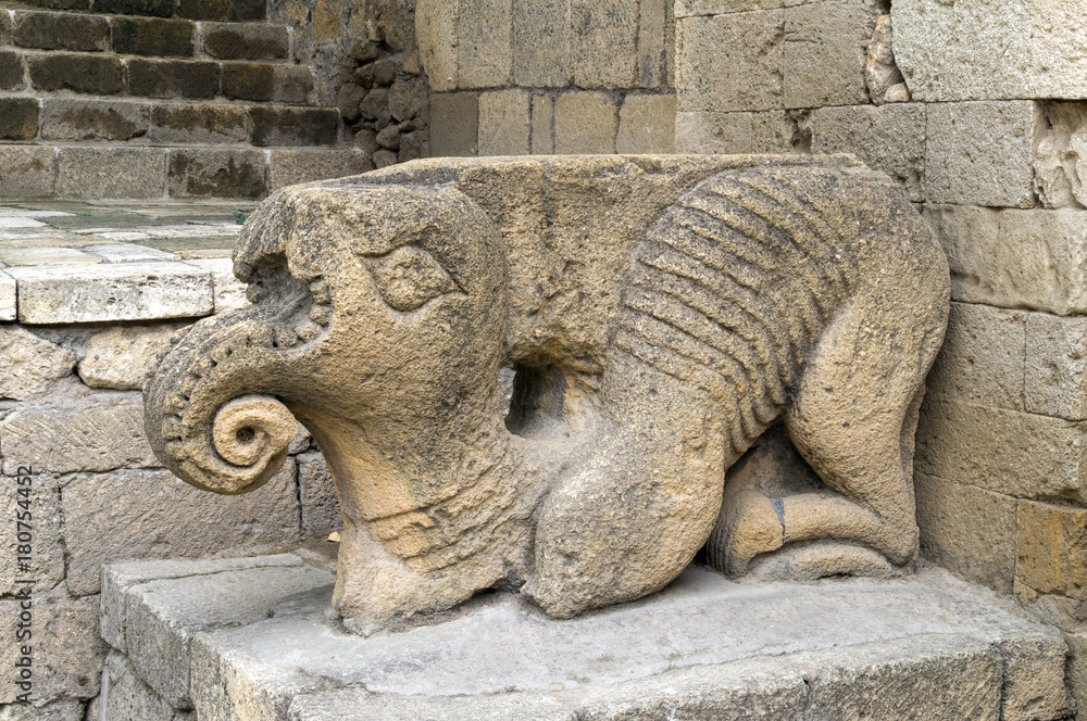Скульптура животного в крепости Нарын-Кала, Дербент, Дагестан.