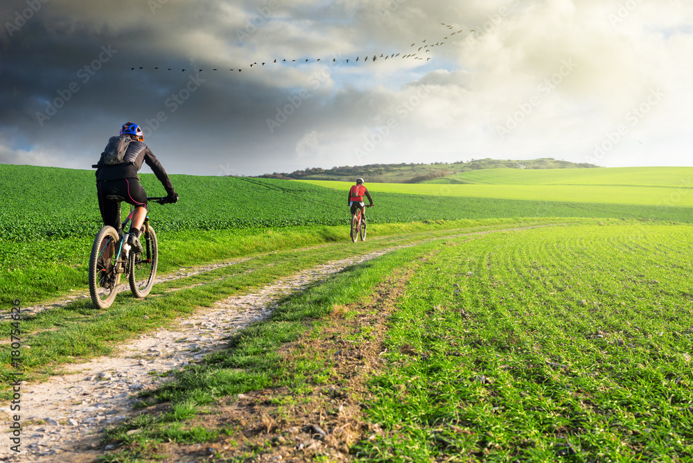 Naklejka premium VTT DANS LA CAMPAGNE EN AUTOMNE