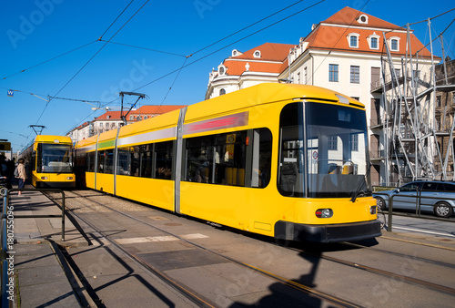 Gelbe Strassenbahn in der Stadtmitte von Dresden