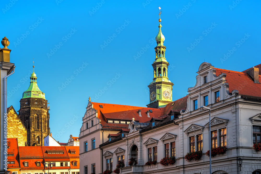 Obraz premium Wunderschöne Hausfassaden in der historischen Altstadt von Pirna, Martplatz