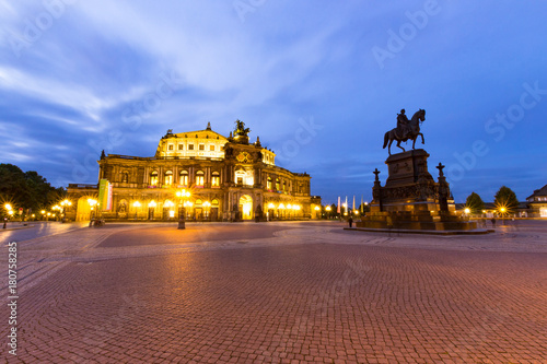 Semperoper mit Vorplatz