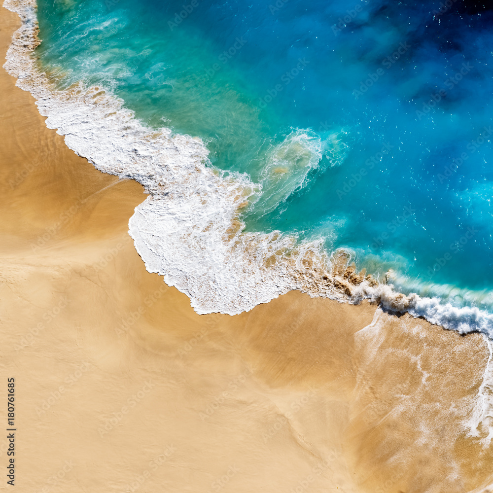 Fototapeta Widok z lotu ptaka tropikalna piaskowata plaża i błękitny ocean