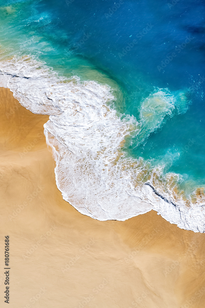 Obraz premium Widok z lotu ptaka tropikalna piaskowata plaża i błękitny ocean