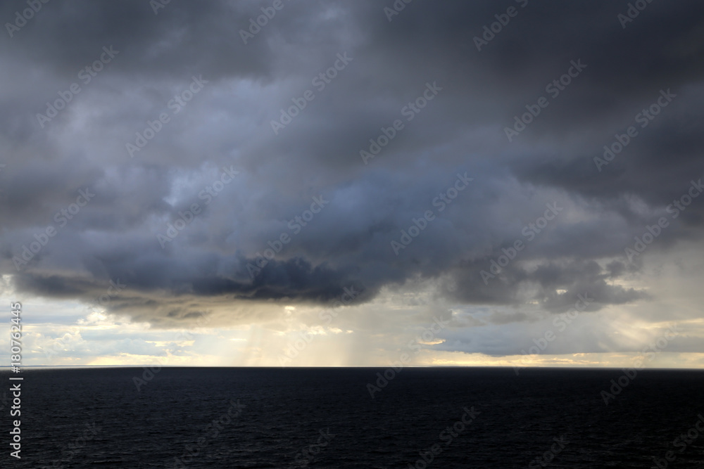 Dramatische Wolken über dem Meer