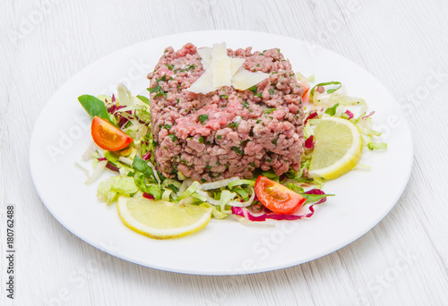 steak tartare with salad and tomatoes