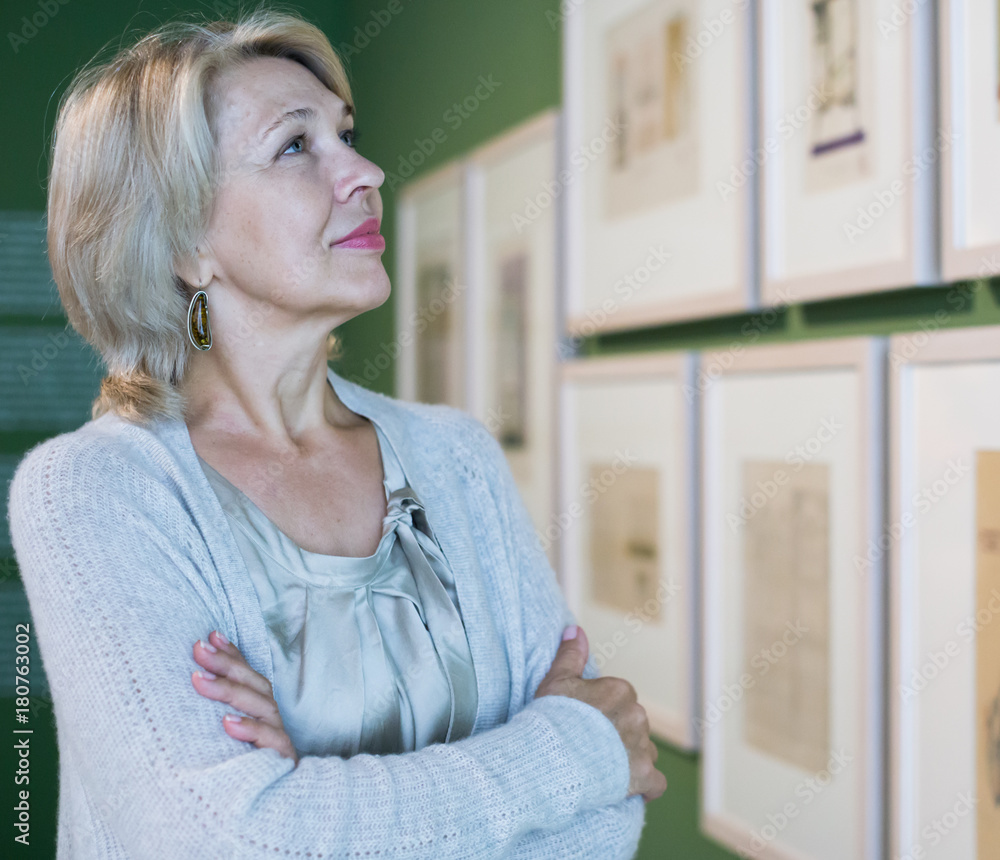 Naklejka premium woman in art museum near the painting