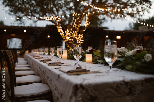 Canvas-taulu A Dreamy Outdoor Dinner Setting