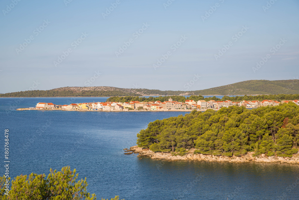 wunderschöne idyllische Bucht in Dalmatien, Kroatien südlich von Sibenik bei Brodarica, Zaboric und Krapanj zu Sonnenaufgang