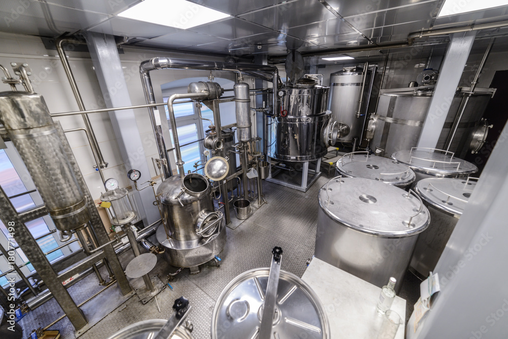 Equipment for the distillation of alcohol. Equipment for the distillation of alcohol.