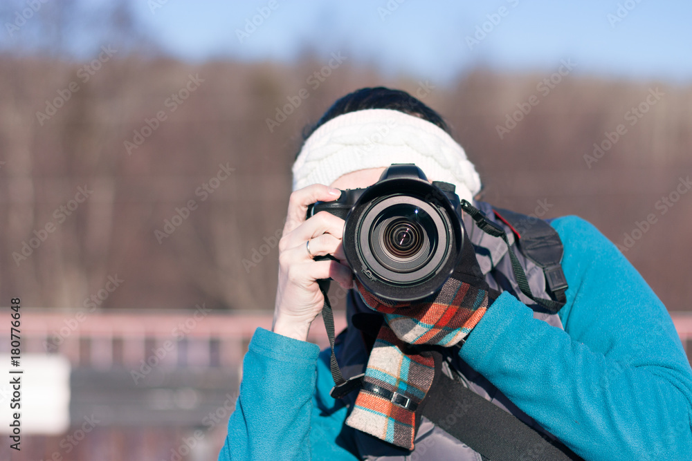 Obraz premium Young girl takes pictures of nature.