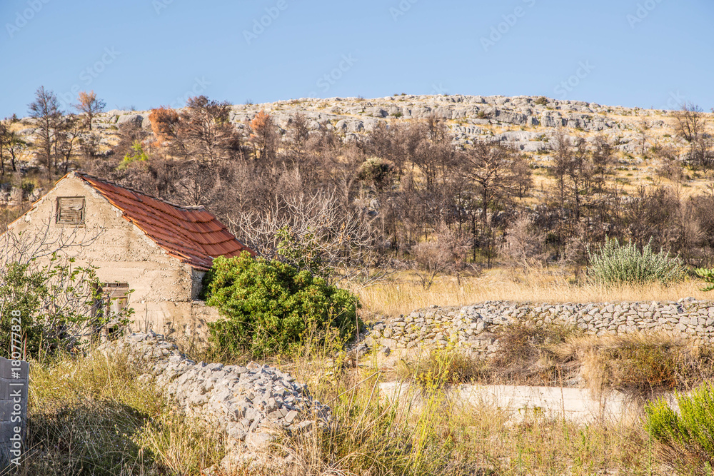 karge Balkan Landschaft mit altem verfallenem Steinhaus
