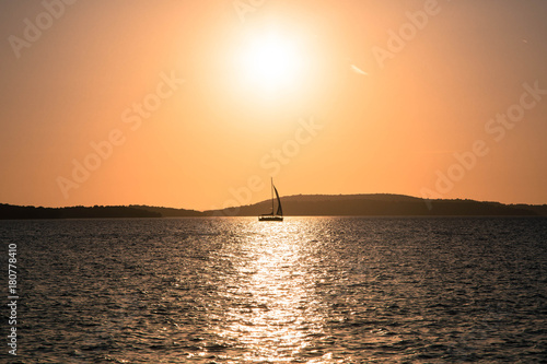 idyllischer ruhiger Sonnenuntergang am Strand mit Vorhang © st1909