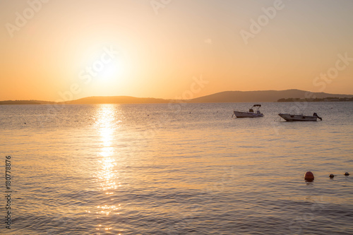 idyllischer ruhiger Sonnenuntergang am Strand mit Vorhang