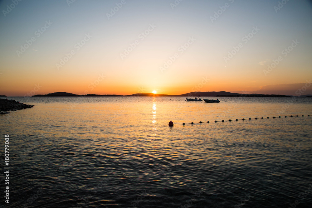idyllischer ruhiger Sonnenuntergang am Strand mit Vorhang idyllischer ruhiger Sonnenuntergang am Strand mit Vorhang