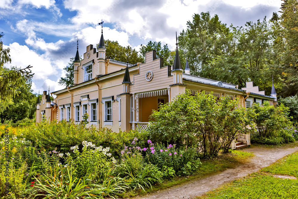 Терем в Погорелово: в плену небытия House styles, Holiday travel, House exterior